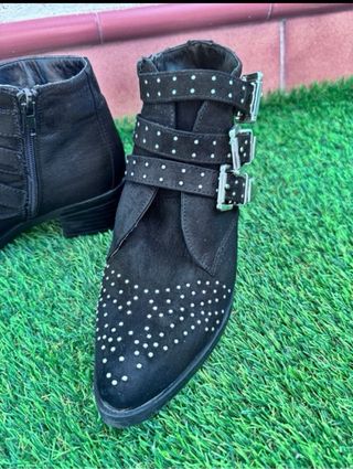 Botines negros tachuelas talla 38