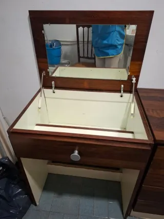 Tocador madera espejo y cajoneras.