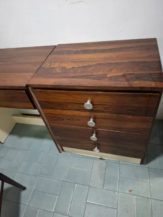 Tocador madera espejo y cajoneras.