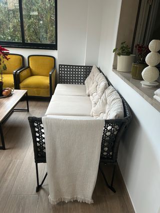 Sofá de terraza beige y gris oscuro