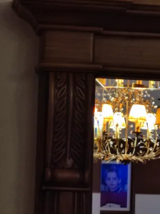 Espejo de madera con marco dorado