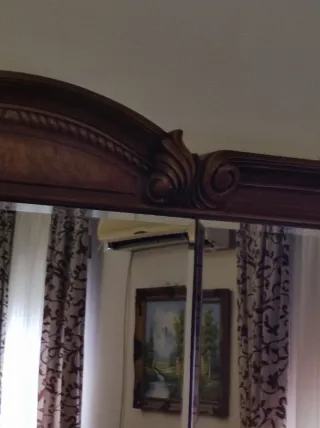 Espejo de madera con marco dorado