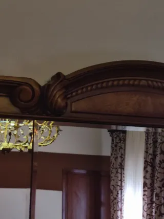 Espejo de madera con marco dorado