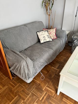 Sofá de tela con estampado geométrico