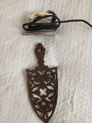 Plancha antigua y soporte decorativo