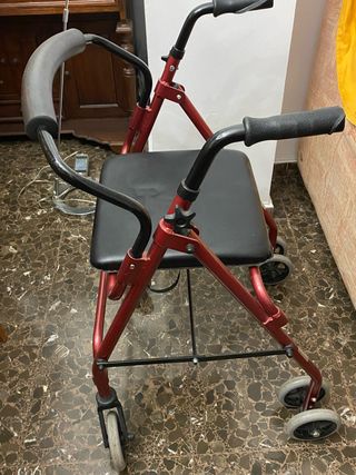 Andador con asiento y ruedas