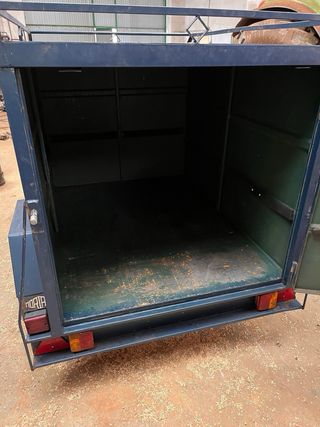 Remolque azul para coche