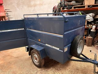 Remolque azul para coche