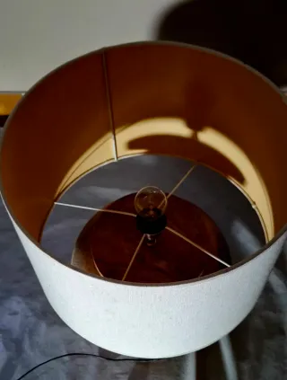 Lampada da tavolo in legno massiccio