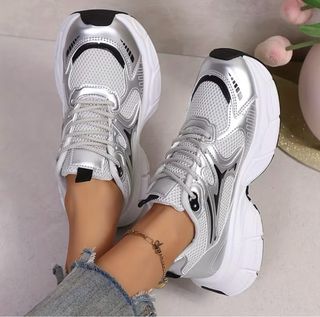 Zapatillas plateadas y blancas