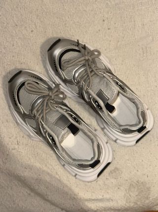 Zapatillas plateadas y blancas