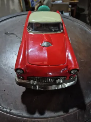 Coche antiguo de chapa rojo