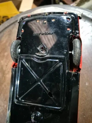 Coche antiguo de chapa rojo