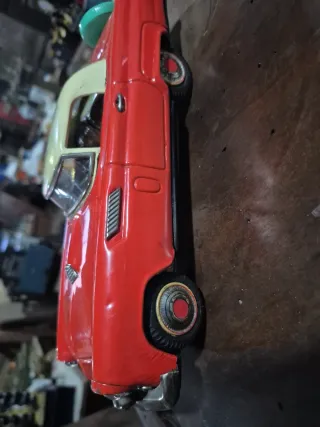 Coche antiguo de chapa rojo