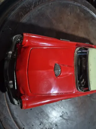 Coche antiguo de chapa rojo
