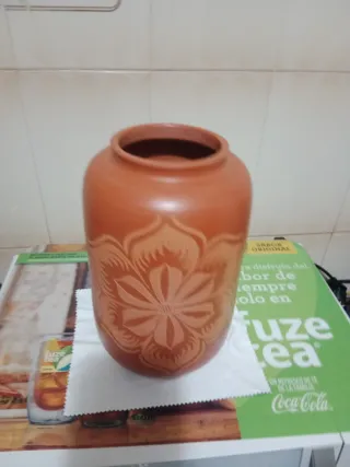 Jarrón de barro con diseño floral