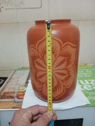 Jarrón de barro con diseño floral
