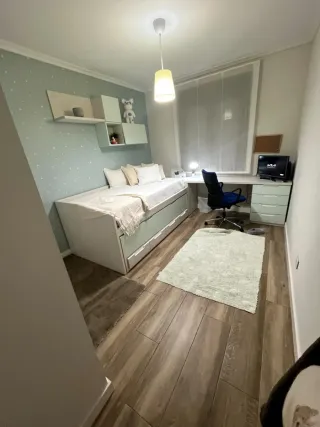 Habitación juvenil verde y blanca