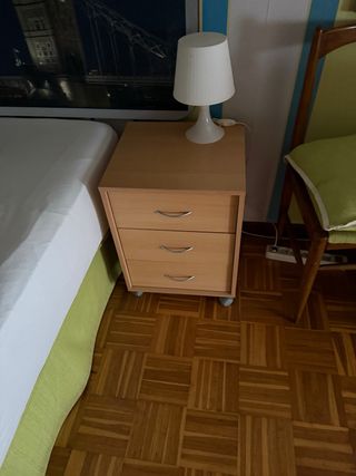 Mesita de noche de madera con ruedas