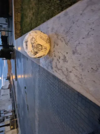 Balón de fútbol desinflado