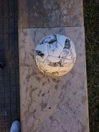 Balón de fútbol desinflado