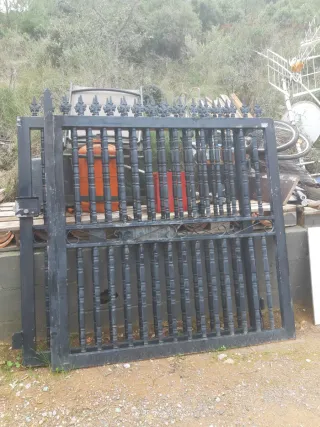 Puerta de forja negra