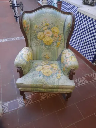 Sillón de dormitorio floral antiguo