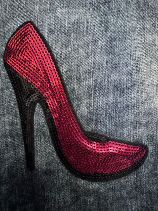 Cazadora vaquera con tacón rojo lentejuelas