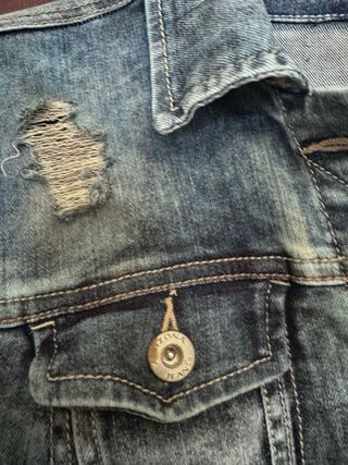 Cazadora vaquera con tacón rojo lentejuelas