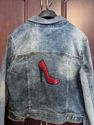 Cazadora vaquera con tacón rojo lentejuelas