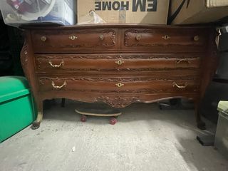 Mueble antiguo de madera para restaurar