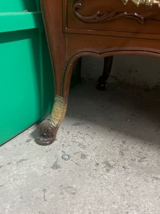 Mueble antiguo de madera para restaurar