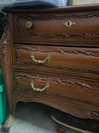 Mueble antiguo de madera para restaurar