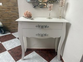 Preciosa mesita de entrada blanca