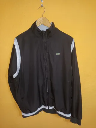 Chaqueta deportiva Lacoste negra y gris