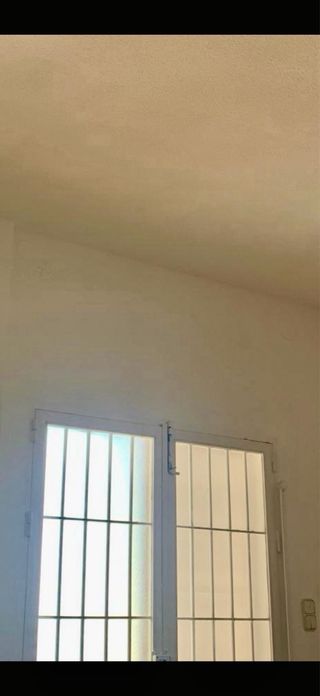 Puerta metálica y cristal