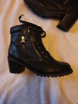 Botines de cuero negro con tacón.