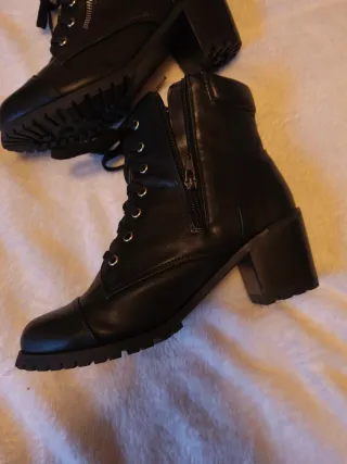 Botines de cuero negro con tacón.