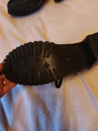 Botines de cuero negro con tacón.