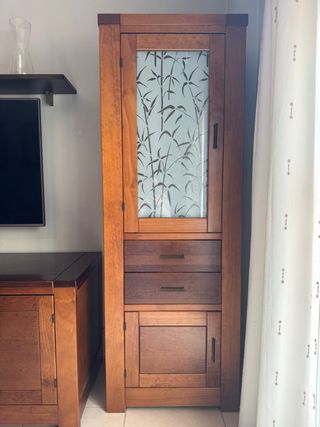 Aparador vitrina madera y cristal