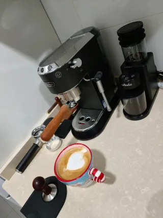 DeLonghi Dedica Black (2025 Edición) + Molinillo