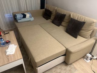 Sofá-cama chaiselongue de tres plazas. Buen estado