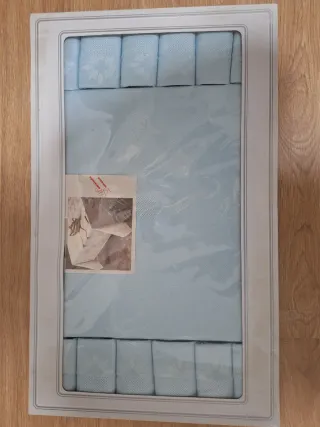 Mantelería de tela azul con diseño