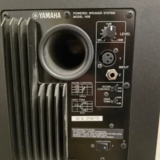 Altavoces Yamaha HS8 con Soportes