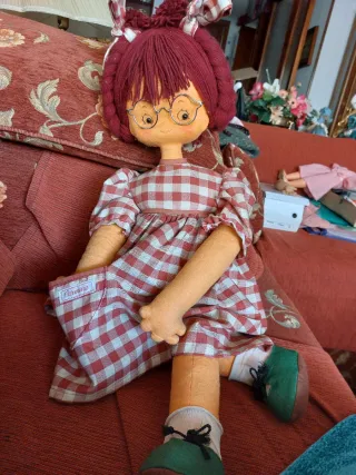 Bambola di feltro con capelli rossi e occhiali