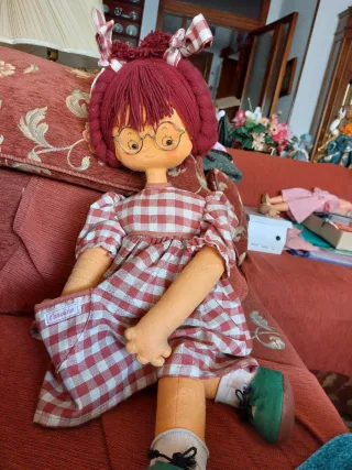 Bambola di feltro con capelli rossi e occhiali