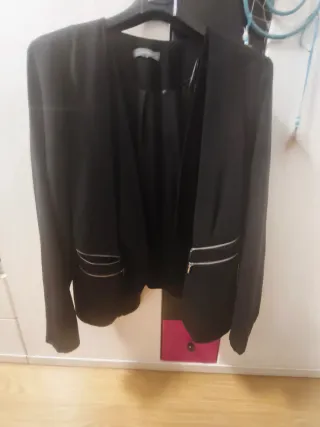 Blazer negra con cremalleras