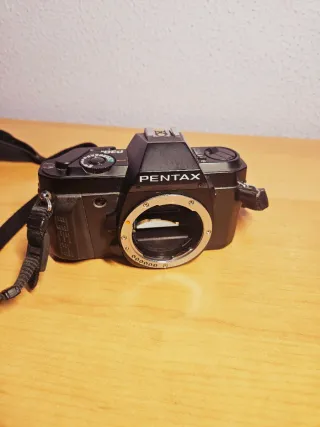 Cámara Pentax Negra + 2 objetivos.