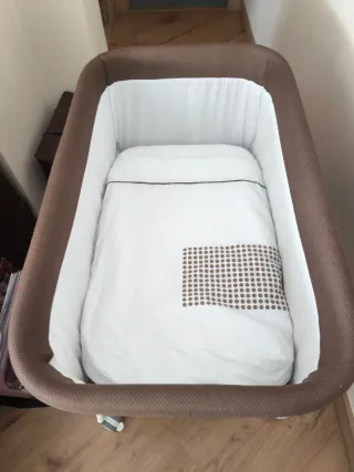 Minicuna marrón y blanca