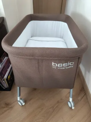 Minicuna marrón y blanca